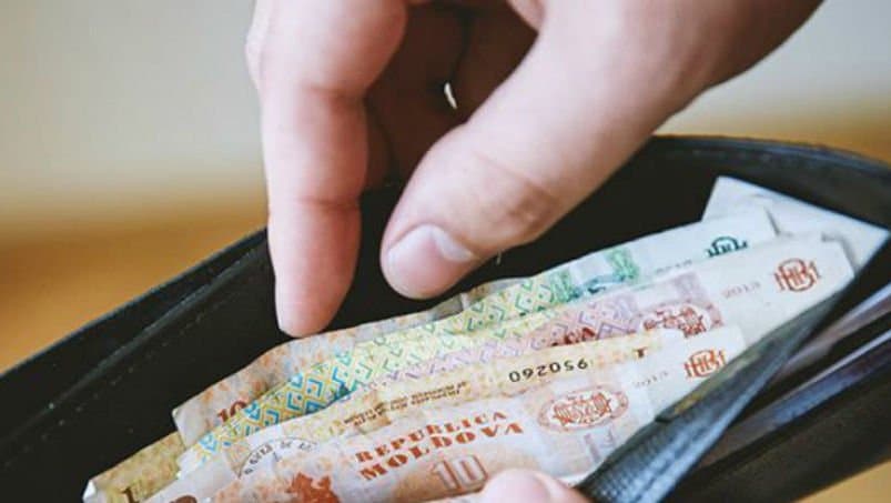 Coș de cumpărături cu alimente de bază pe tejgheaua unui magazin
