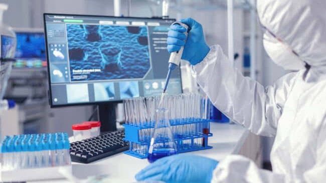 Eprubete cu probe biologice într-un laborator de microbiologie