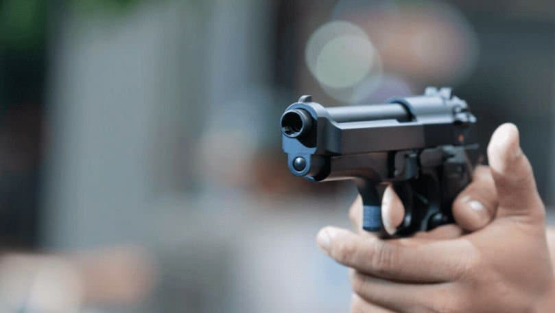 Arme și grenade confiscate, așezate pe o masă în timpul unei percheziții
