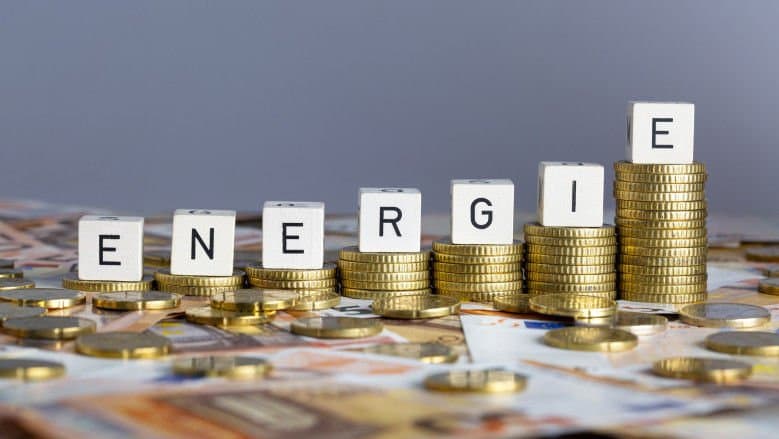 Linii de înaltă tensiune și stâlpi de electricitate pe un câmp, iarna