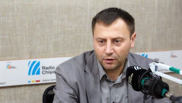 Arzător de aragaz aprins cu flacără albastră