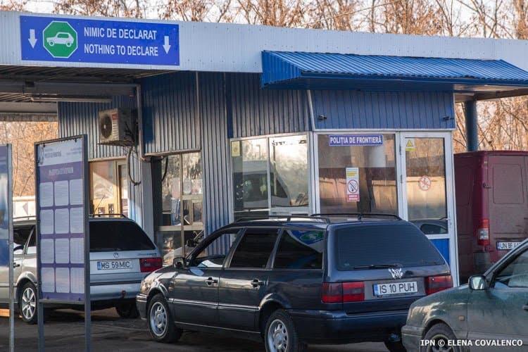 Mașini care așteaptă la un punct de trecere a frontierei