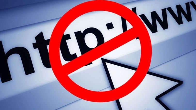 Ecranul unui laptop cu un e-mail care are atașată o arhivă suspectă
