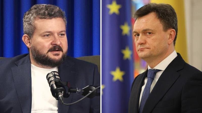 Ciocan de judecător pe o masă de lemn într-o sală de judecată