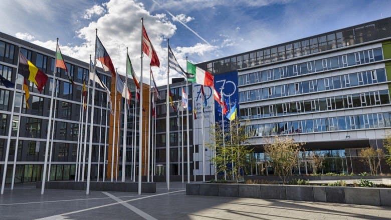 Steaguri arborate în fața clădirii Consiliului Uniunii Europene de la Bruxelles
