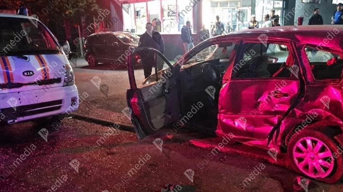 Vehicul de intervenție avariat, oprit pe o stradă noaptea