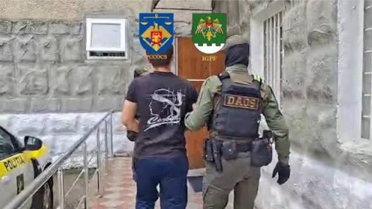 Ciocănel de judecător pe masa unei săli de judecată