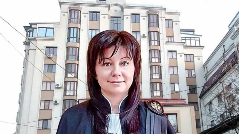 Ciocănel de judecător pe o masă de lemn într-o sală de judecată