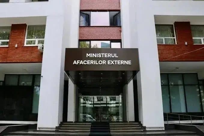 Sală de conferințe a unei organizații internaționale, cu mese dispuse în cerc și microfoane