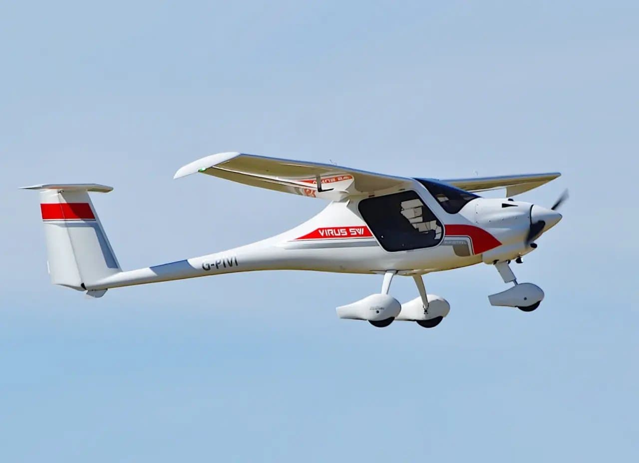 Avion mic de agrement pe pista unui aerodrom