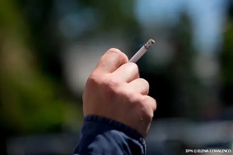 Țigară electronică și flacon cu lichid de reumplere, așezate pe o masă