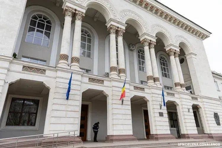 Dosare și ciocan de judecător pe o masă de lemn