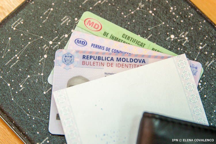 Permis de conducere ținut pe volanul unui autoturism