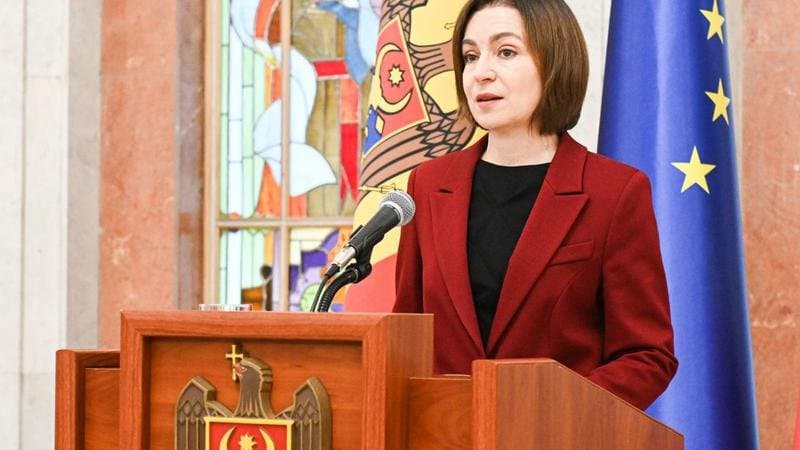 Sistem radar de supraveghere aeriană amplasat pe un teren deschis