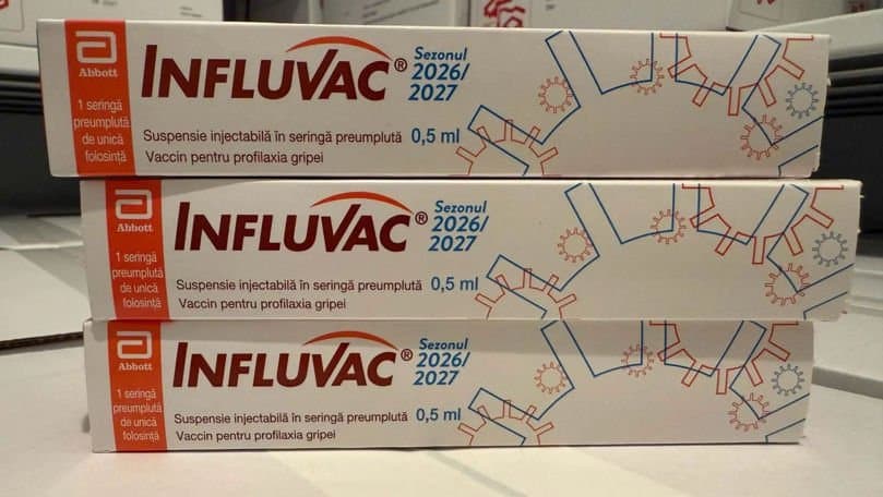 Seringi preumplute cu vaccin antigripal, așezate pe o tavă medicală