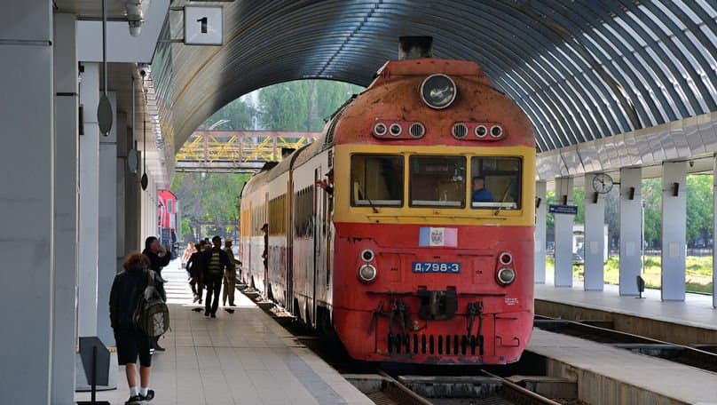 Linii de cale ferată și un tren de marfă într-o gară din Republica Moldova