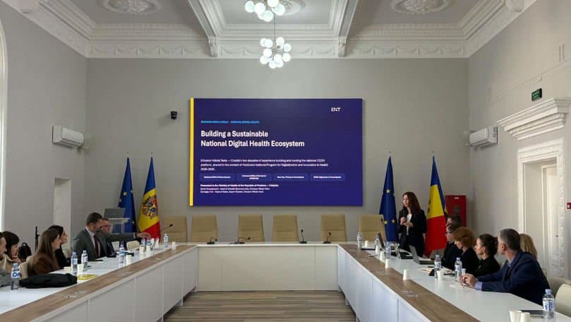 Medic care consultă pe un computer fișa electronică a unui pacient