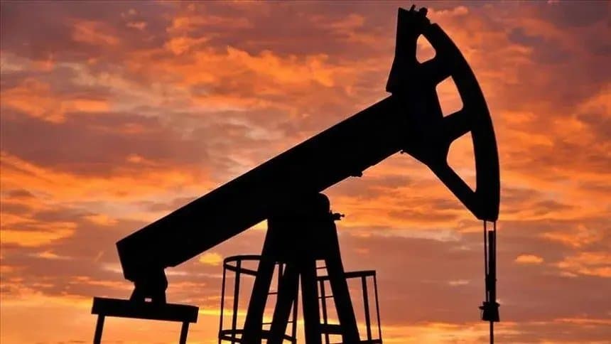 Petrolier mare navigând pe mare deschisă, ilustrând transportul de țiței prin Strâmtoarea Ormuz