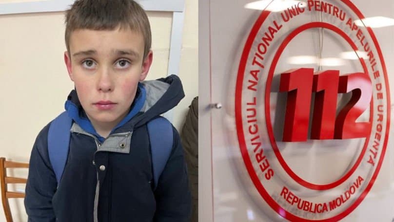Ulița unui sat moldovenesc spre seară, cu garduri și pomi pe margine, fără oameni
