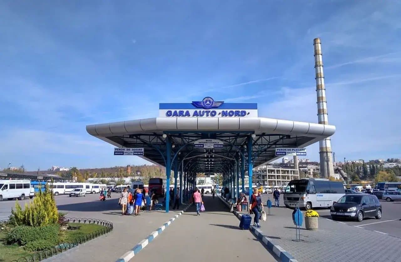 Autobuz de pasageri pe o șosea interurbană