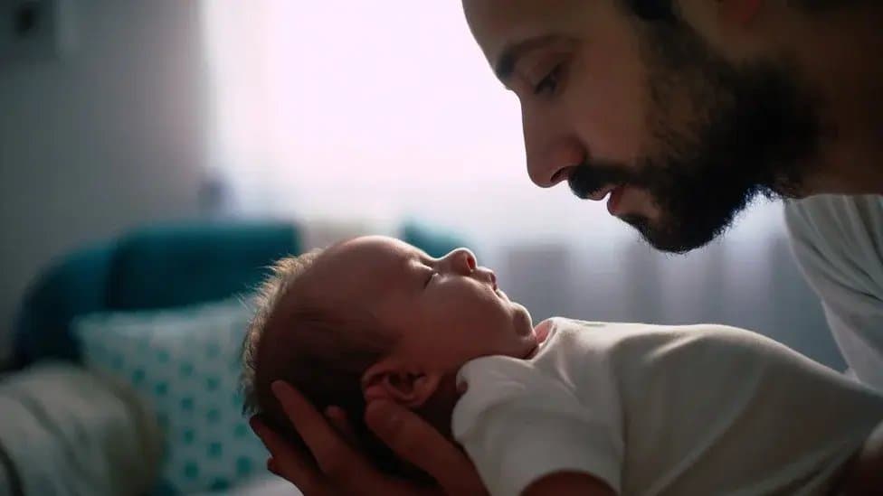 Indemnizația paternală: fără e-cerere la CNAS, tații nu primesc banii
