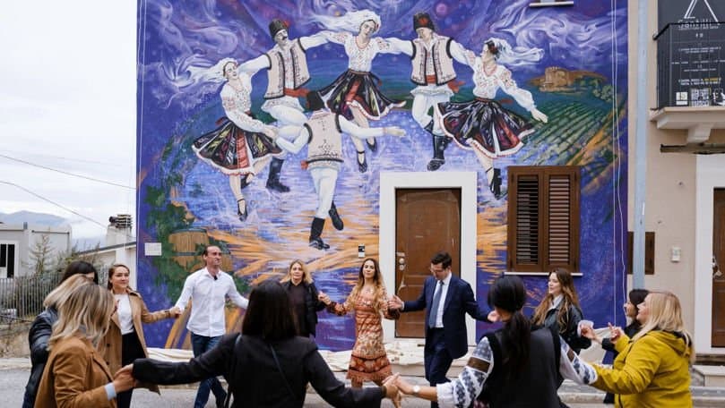 Italia: hora moldovenească, pictată pe un zid din satul-muzeu Aielli