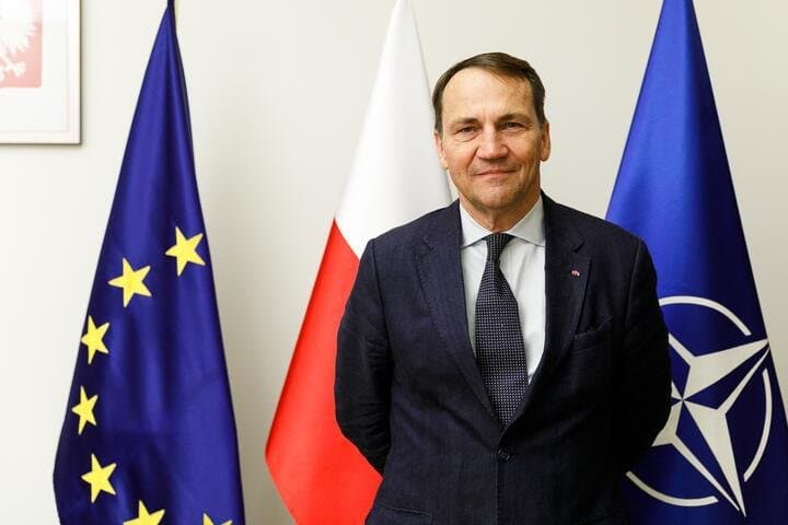 Sikorski cere UE să închidă consulatele Rusiei și să limiteze diplomații ruși (FOTO)