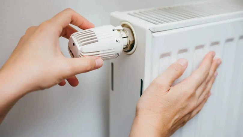 Aerisirea caloriferelor: de ce nu deschizi aerisitorul cu apa fierbinte