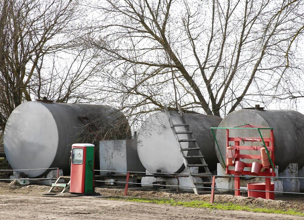 Rezervoare mari de depozitare a combustibilului dintr-un terminal petrolier