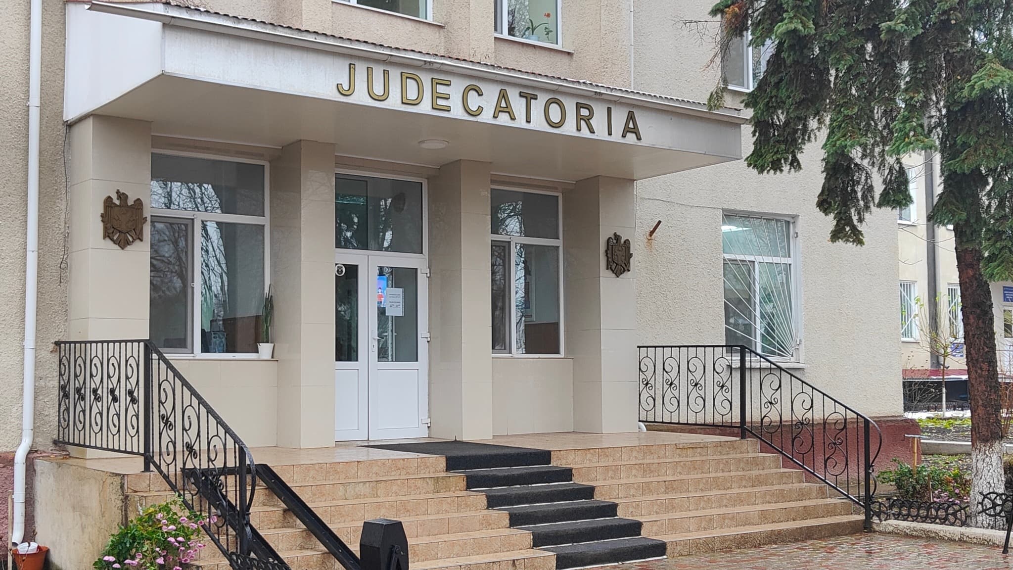 Ciocănel de judecător pe o masă de lemn într-o sală de judecată