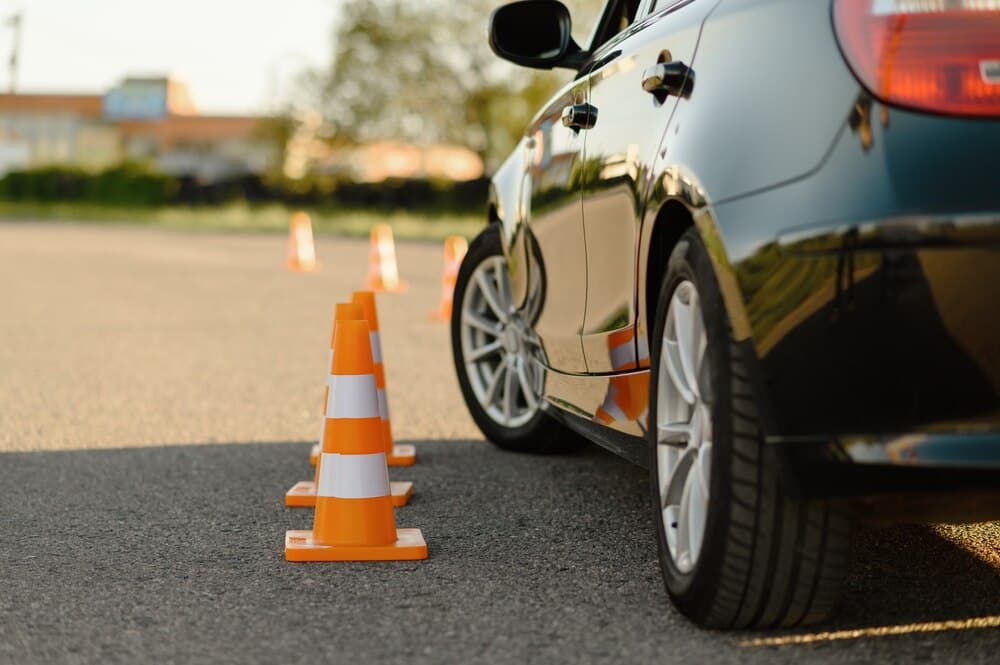 Autoturism de școală auto parcat pe un poligon de examinare