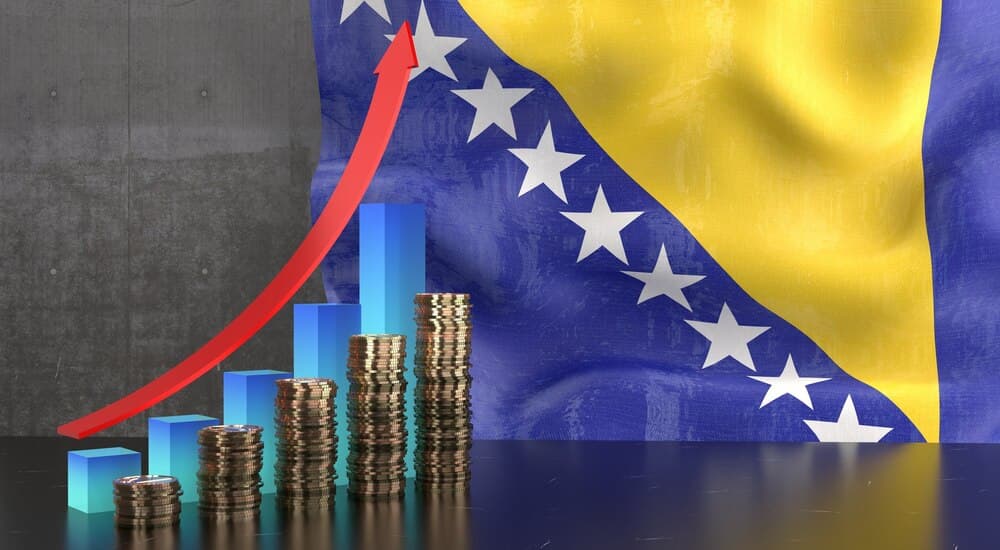Steaguri ale Uniunii Europene în fața unei clădiri instituționale