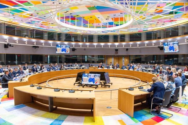 Steaguri ale Uniunii Europene în fața clădirii Comisiei Europene de la Bruxelles