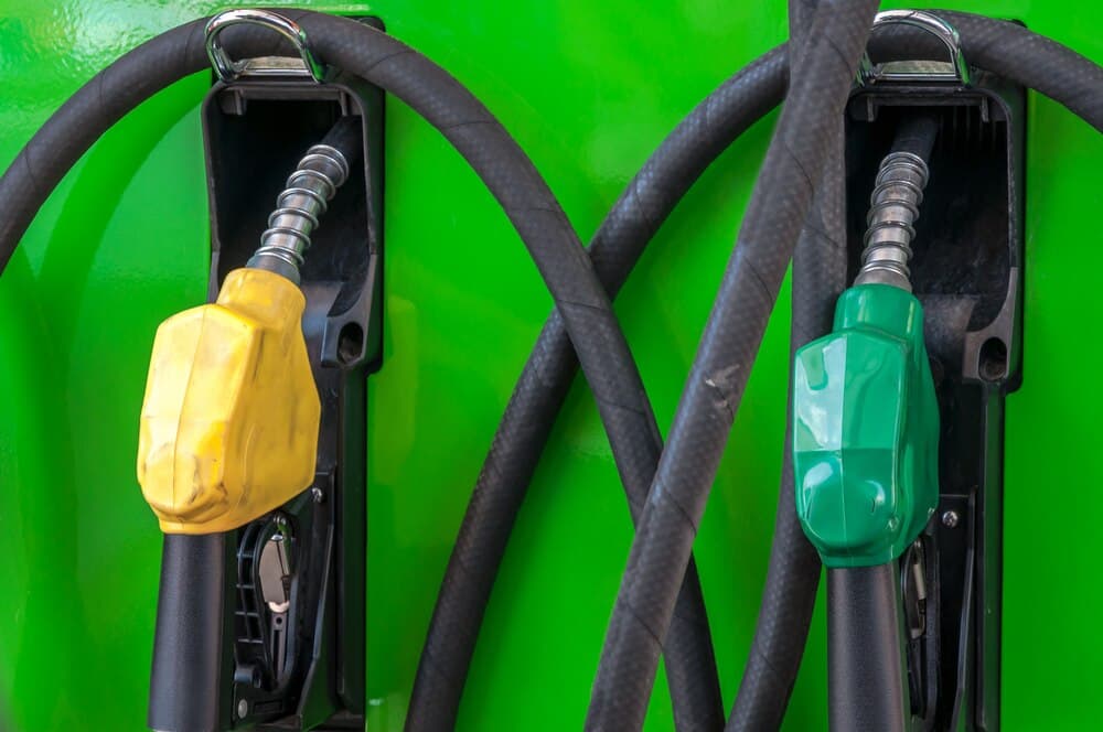 Pistoale de alimentare cu carburant la o stație de benzină