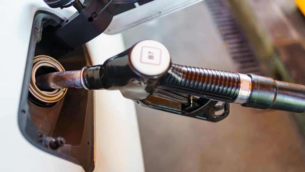 Prețuri carburanți: motorina +18 bani, benzina coboară la 33,73 lei