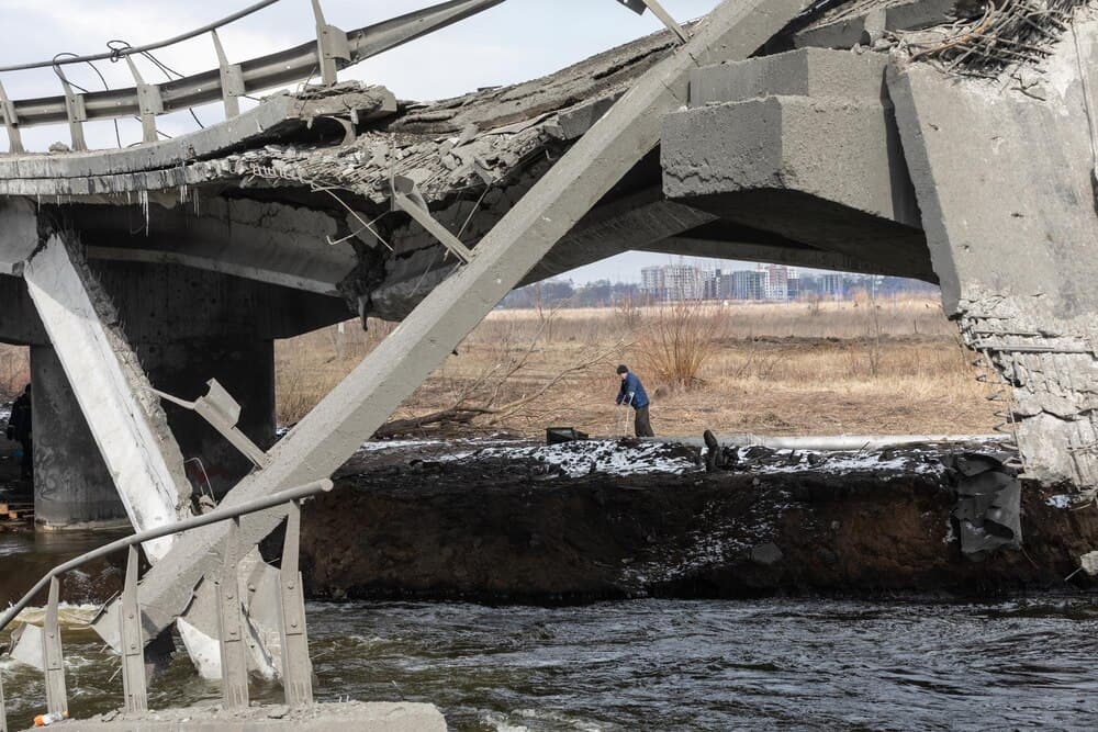 Pod peste Nipru din Kiev, cu carosabilul avariat după un atac cu drone