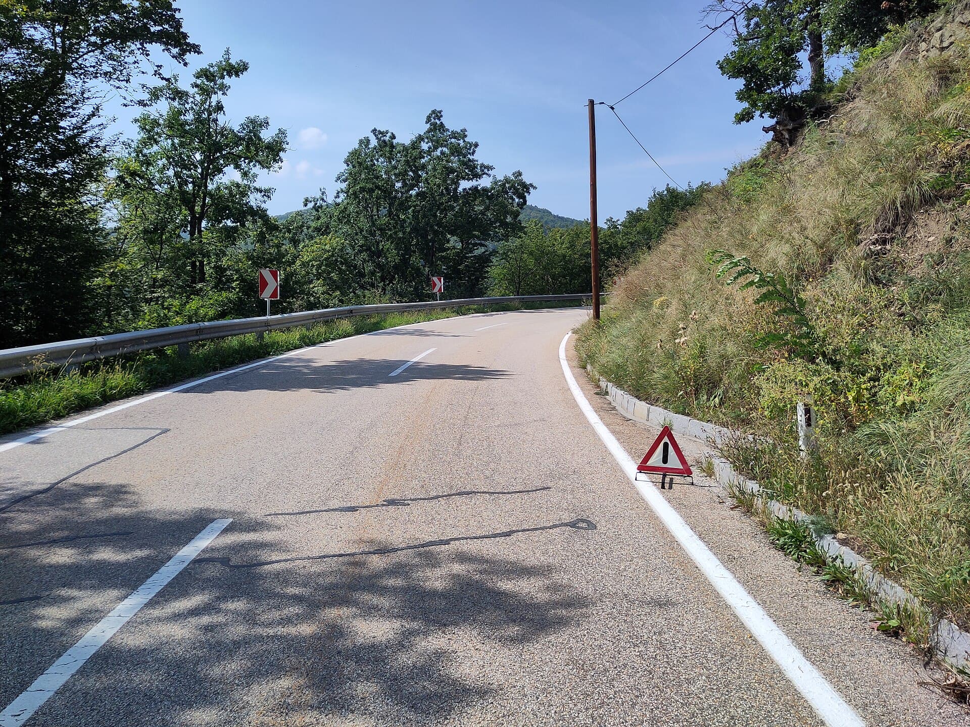 Bandă de poliție și girofar albastru la locul unui accident rutier, pe marginea unui drum