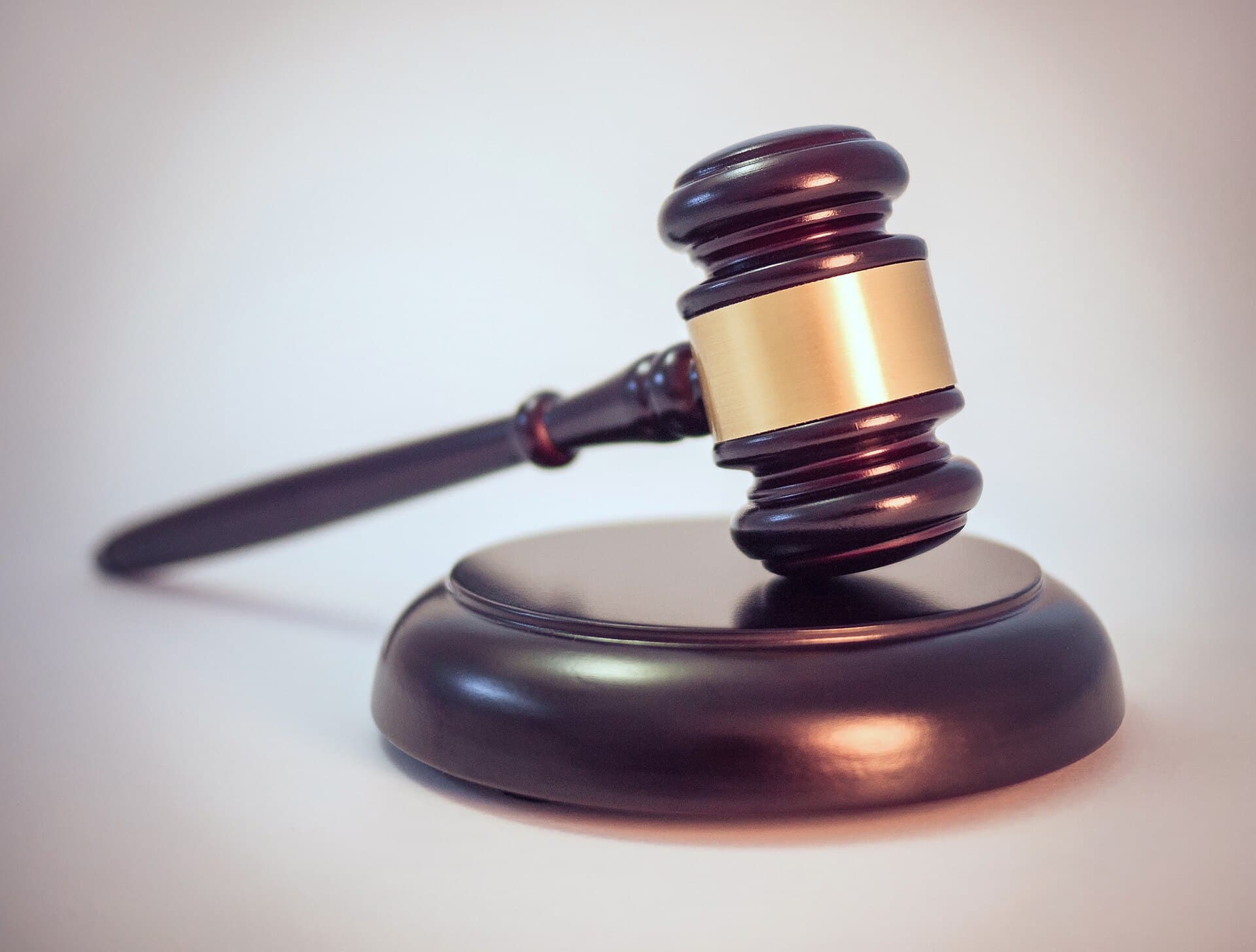 Ciocănel de judecător pe o masă de lemn într-o sală de judecată