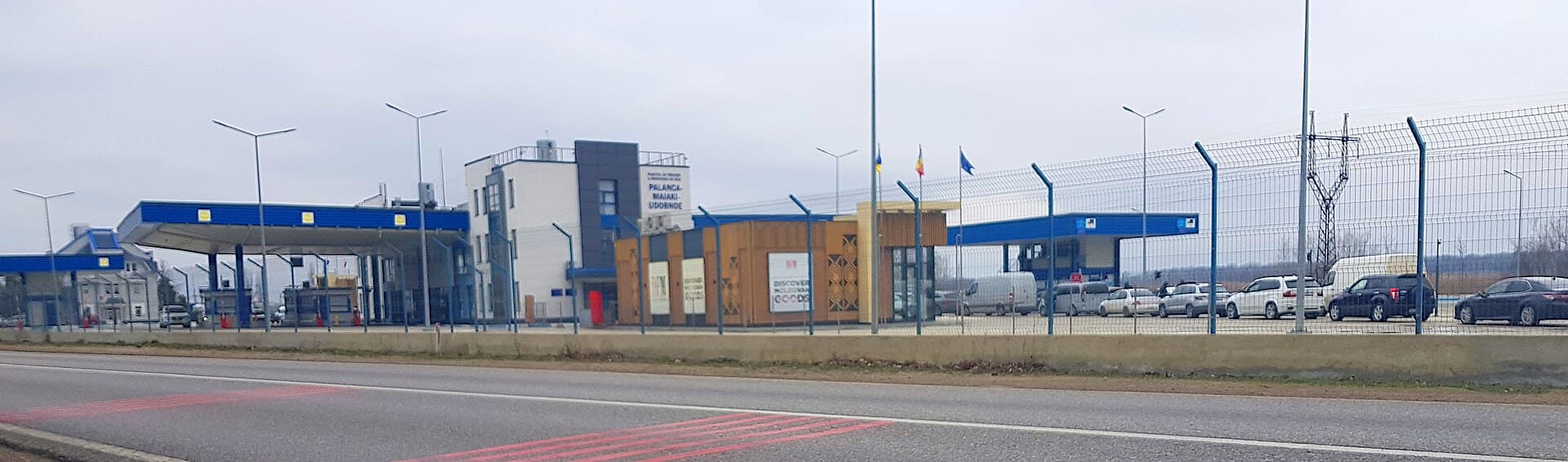 Barieră la un punct de trecere a frontierei, cu zona închisă circulației
