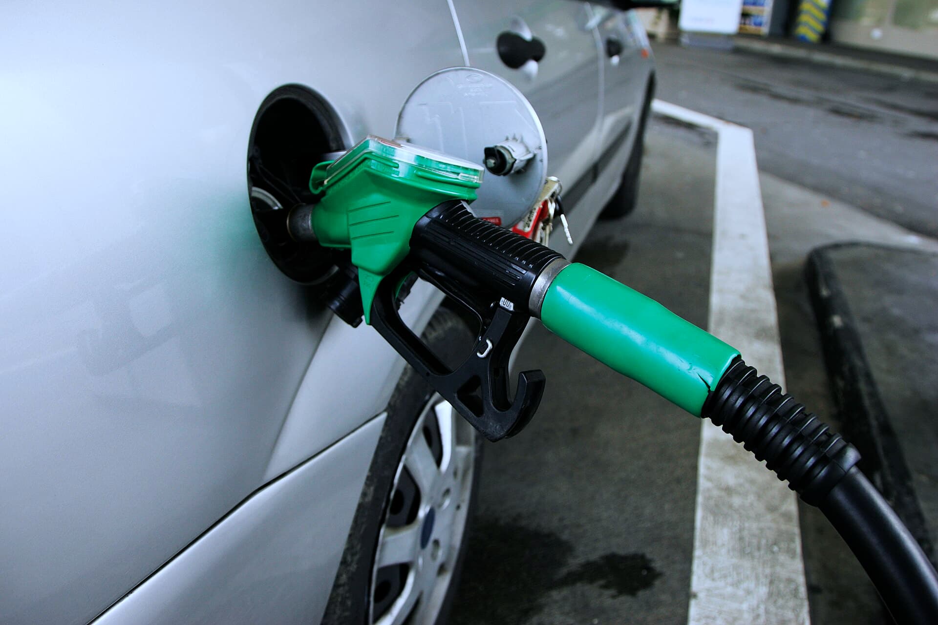 Pistoale de alimentare cu carburant la o pompă dintr-o stație de benzină