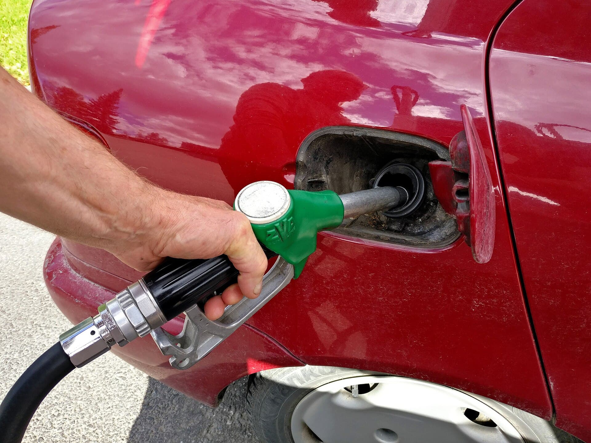 Pistol de alimentare cu carburant la o pompă dintr-o benzinărie