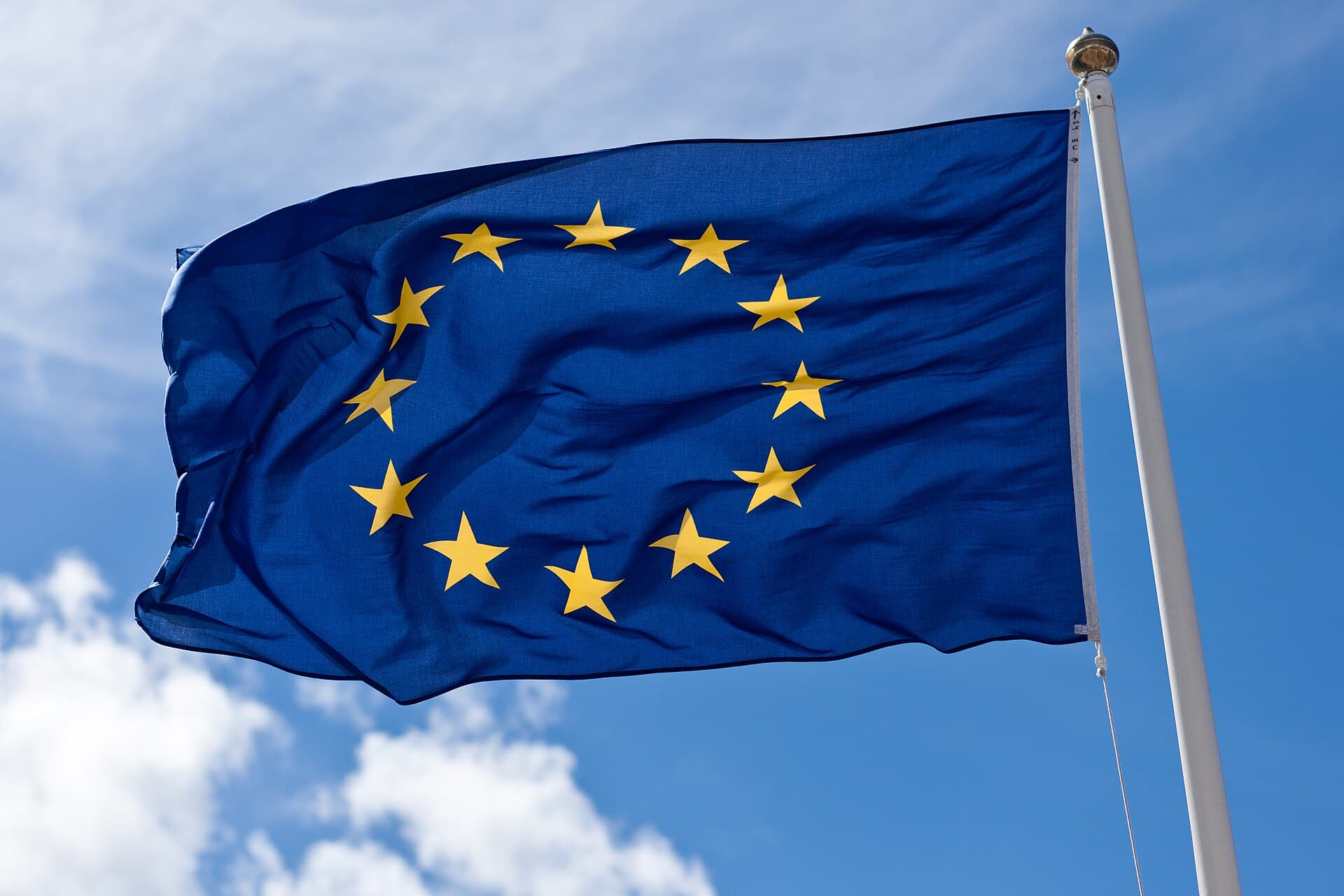 Steaguri și clădirea Comisiei Europene de la Bruxelles, unde a fost prezentată noua strategie de extindere