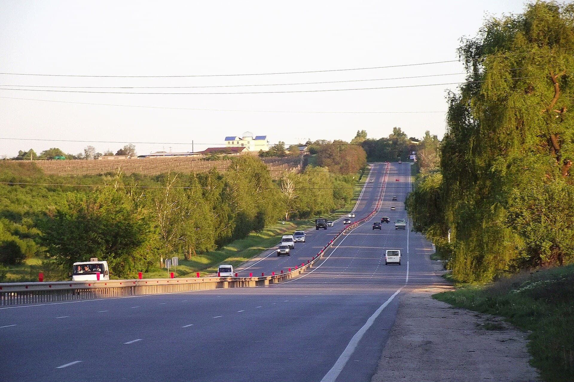 Autoturism pe un drum din Moldova, cu certificatul de înmatriculare și un calculator așezate în prim-plan