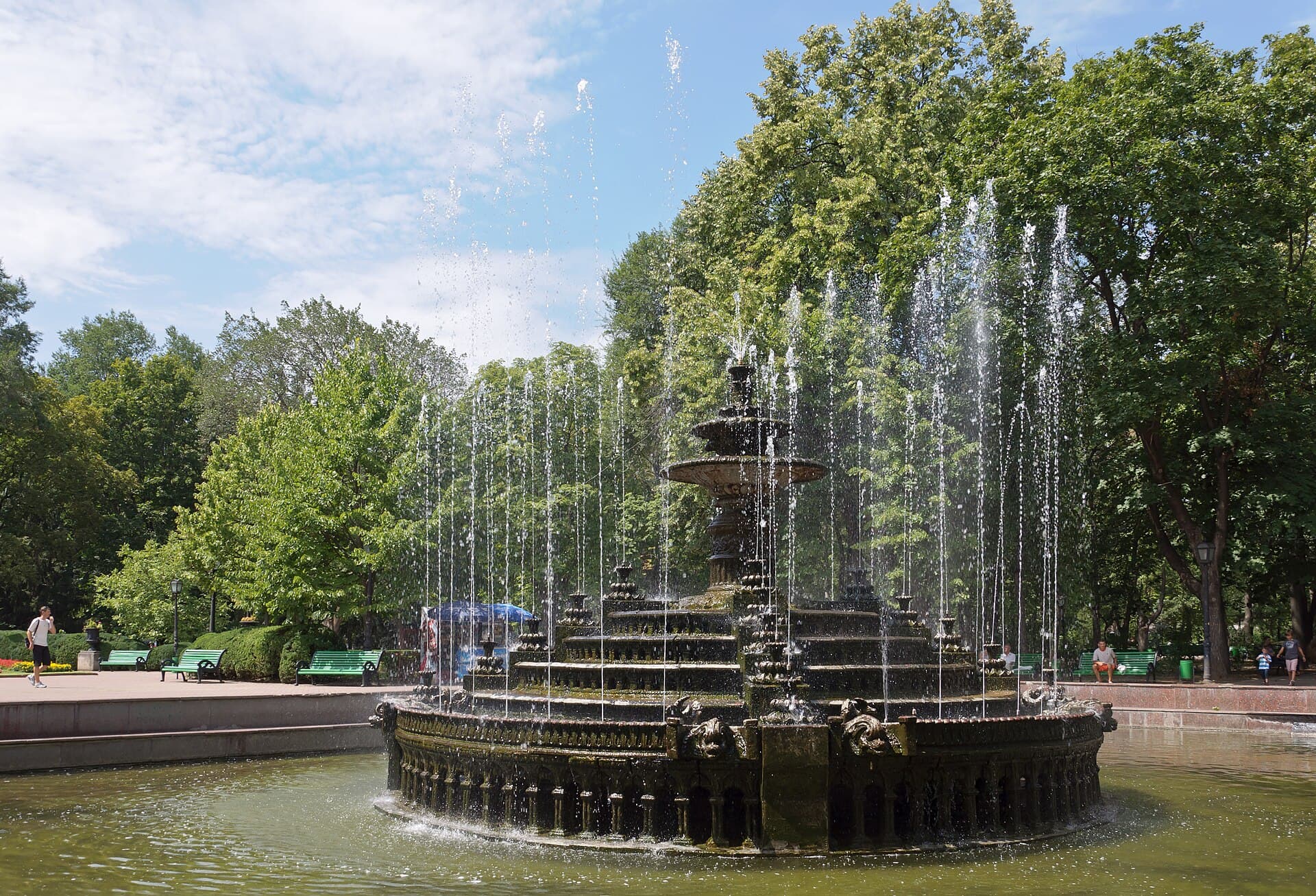 Alee într-un parc, cu frunze de toamnă aurii și soare blând