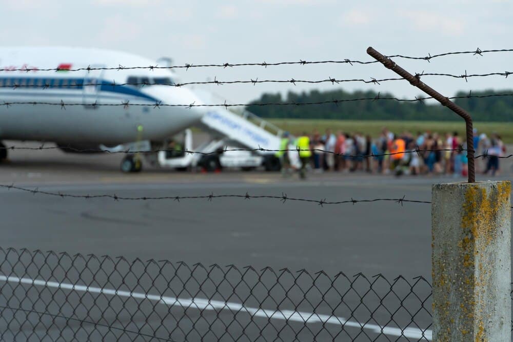 SUA: rușii deportați, întâmpinați de FSB cu citații militare la Moscova