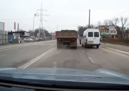 Un camion la un pas să lovească oameni