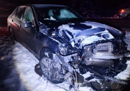O tânără de 28 de ani a ajuns cu Mercedesul în șanț după un accident produs la Drochia.