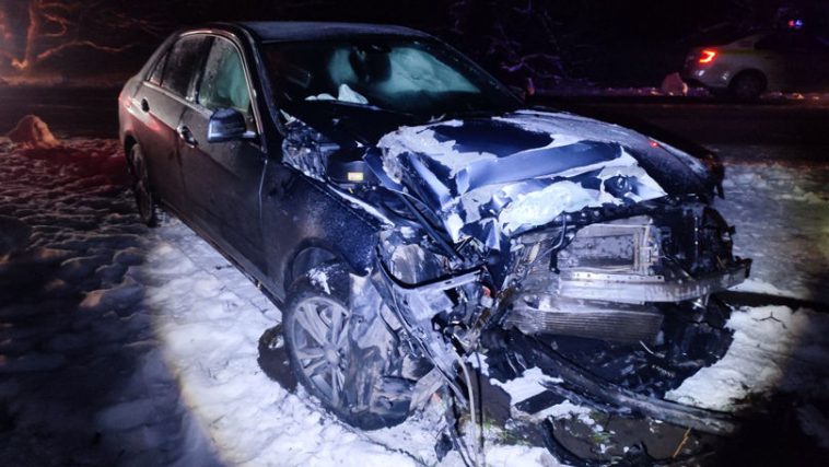O tânără de 28 de ani a ajuns cu Mercedesul în șanț după un accident produs la Drochia.
