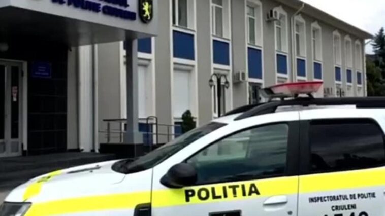 Mașină de poliție în fața Inspectoratului de Poliție Criuleni